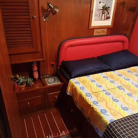 Botel Lady Rose