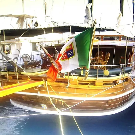Lady Rose Botel